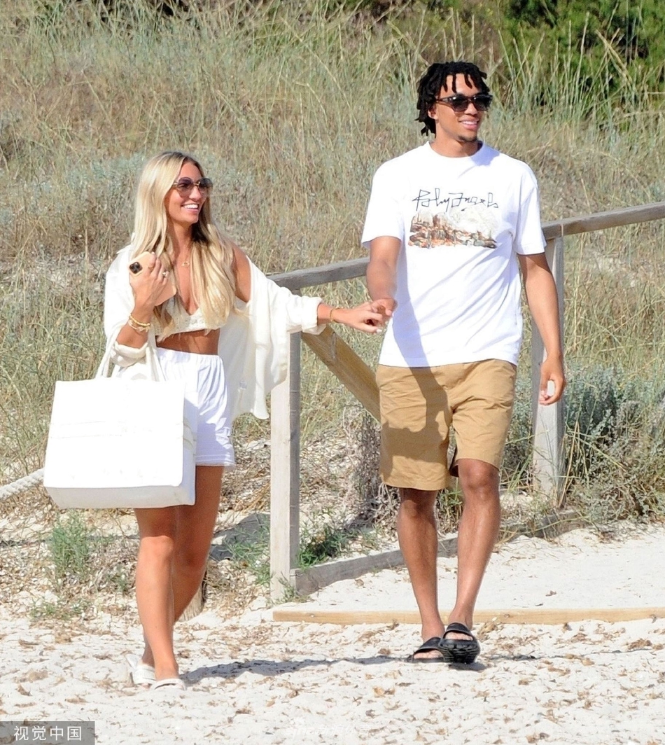 利物浦球星阿诺德携女友西班牙海岛度假 两人沙滩漫步甜蜜牵手（阿诺德在利物浦是几号）