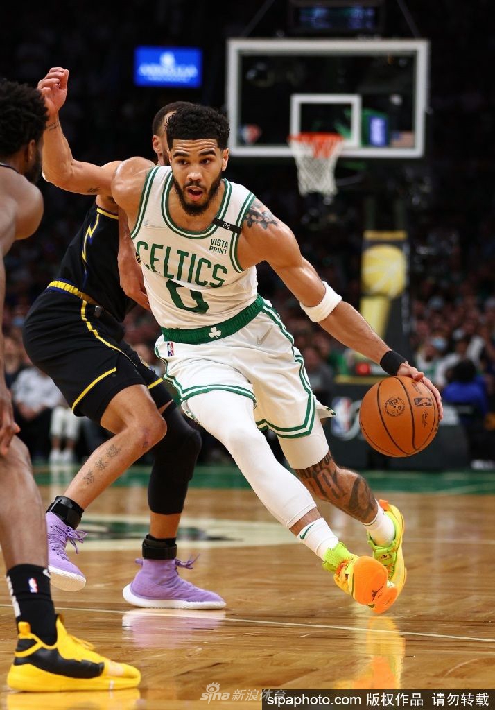 总决赛期间塔图姆三分投篮31投14中 而中距离跳投23投仅2中(塔图姆三分集锦)