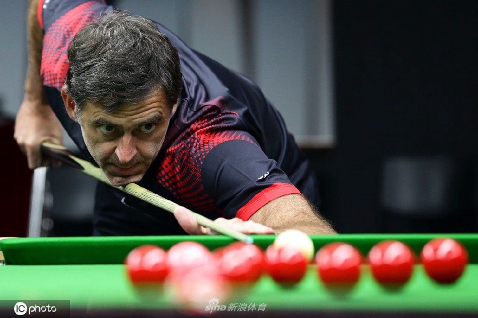 奥沙利文新加坡台球学院开学 “火箭”现身亲自演示击球技巧（台球火箭奥沙利文视频）