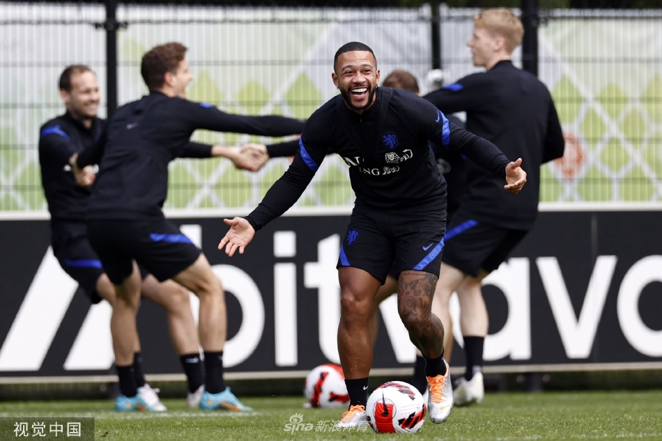 德佩领衔荷兰队快乐备战 范加尔发布会上振臂激昂（荷兰国家队范加尔）