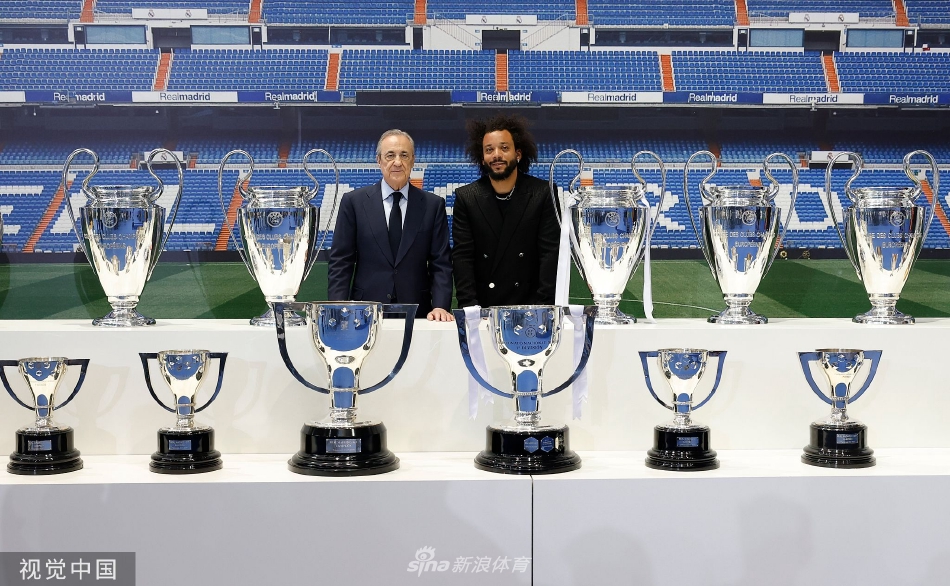 皇马为马塞洛举行告别仪式 弗洛伦蒂诺出席二人与奖杯合影（皇马2021大选弗洛伦蒂诺）