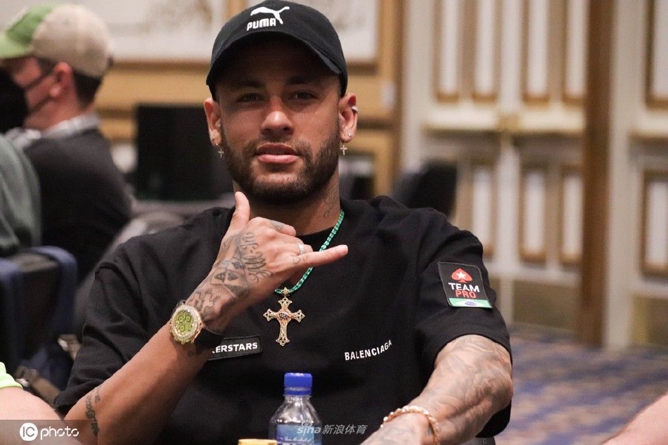 内马尔跨界参与世界扑克大赛 面对镜头笑容满面心情佳