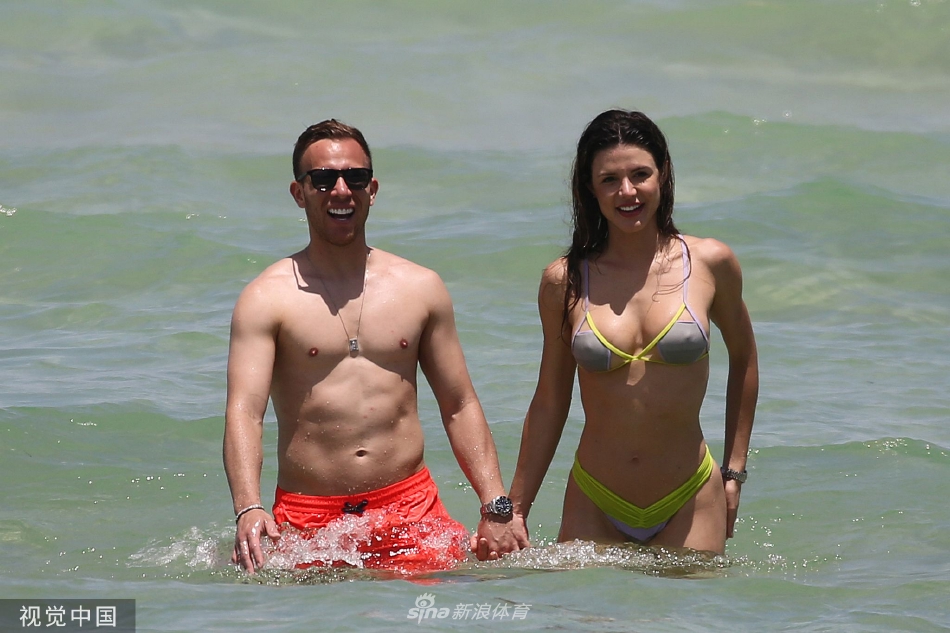 巴西球星梅洛与神秘女子海滩度假 牵手漫步享受惬意生活（巴西足球名宿谈梅西）