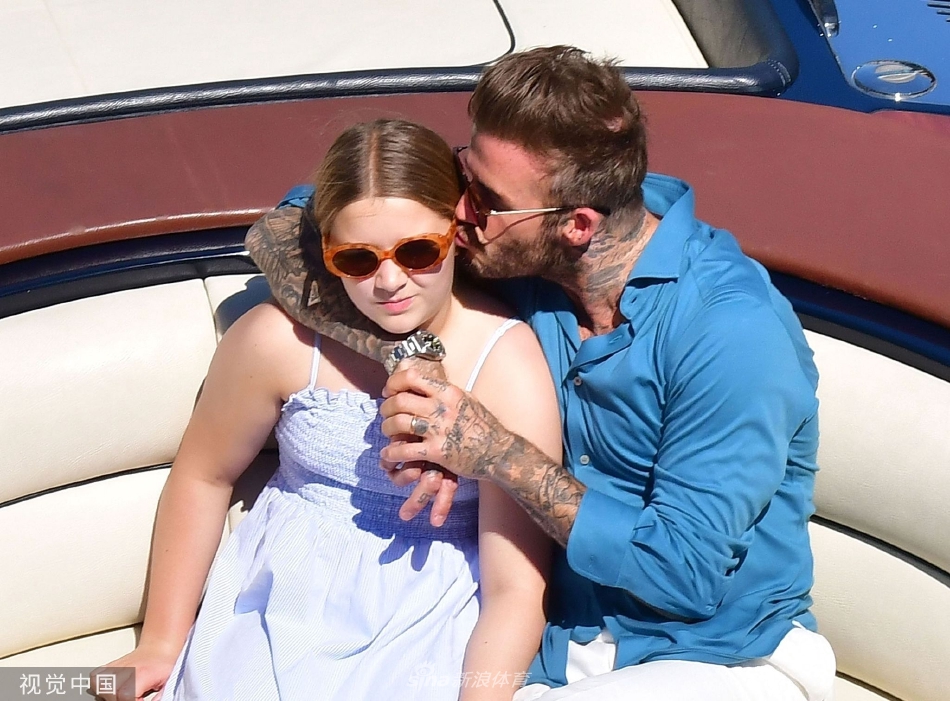 贝克汉姆带爱女小七赴威尼斯度假 乘船观光享受亲子时光（贝克汉姆小七约会）