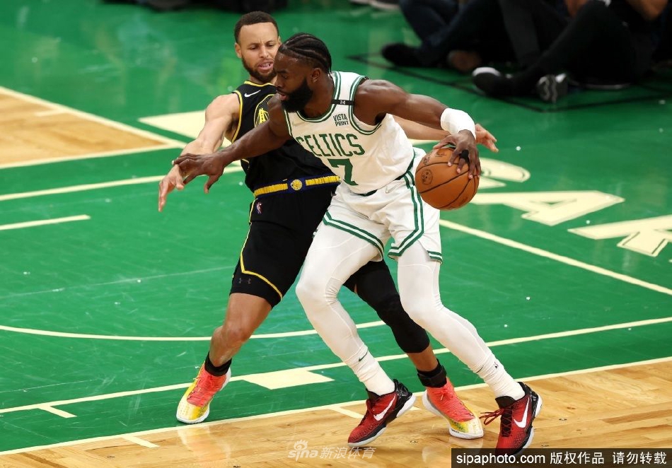 布朗首节17分追平雷-阿伦 为凯尔特人队史近50年总决赛单节纪录(凯尔特人队杰伦布朗)