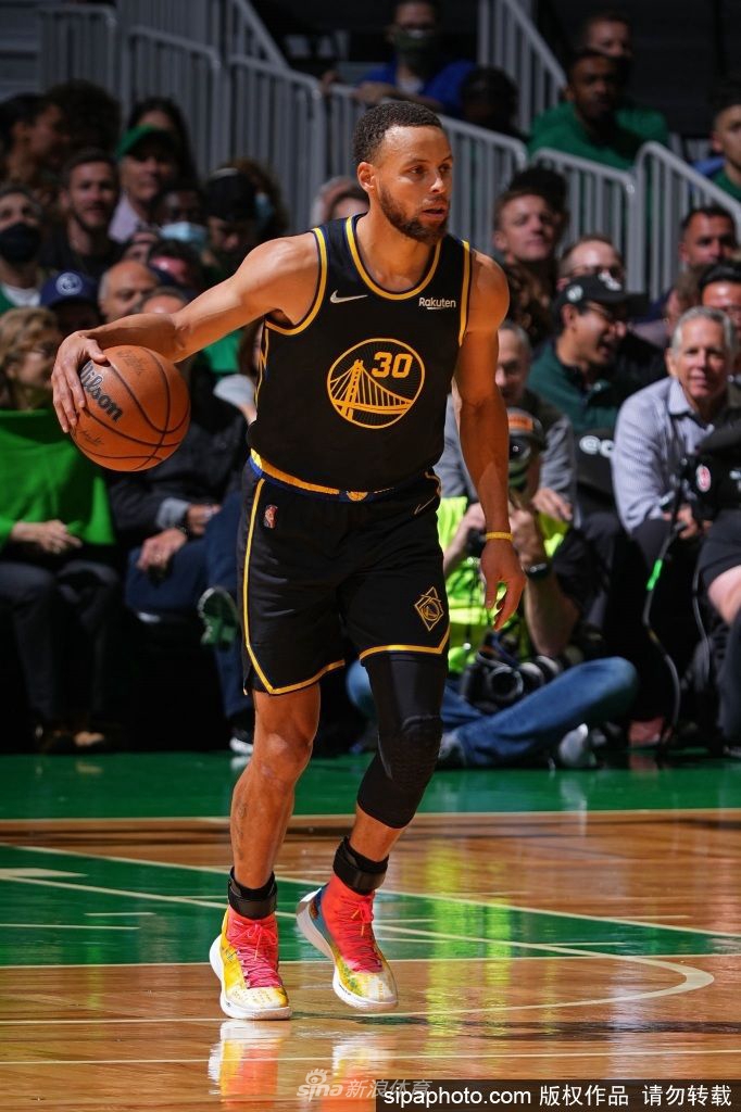 库里总决赛连续3场命中至少5记三分 追平自己保持的历史纪录(库里单次总决赛32记三分)