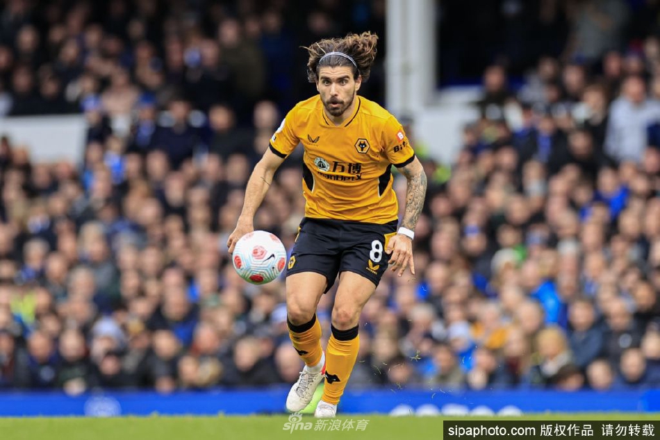 内维斯上赛季共完成197次准确长传 为英超所有中场球员中最多（内维斯转会）