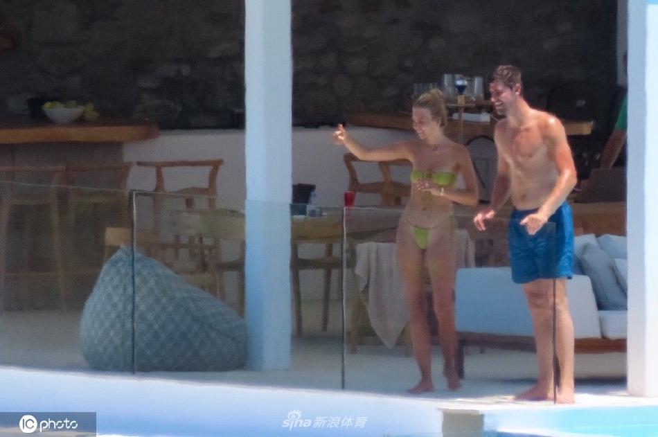 库尔图瓦携女友现身希腊度假 泳池边玩起自拍享受美好假期（库尔图瓦的女友）