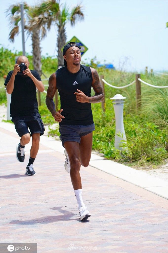 林加德海边度假一刻不松懈 跑步锻炼保持身体状态（林加德跑动）
