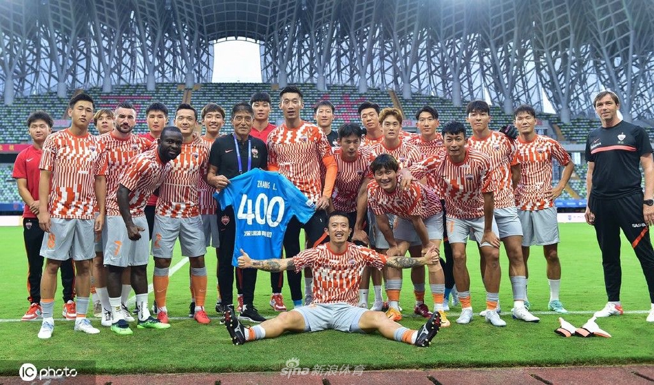 张鹭迎来职业生涯400场里程碑 携纪念球衣与球队合影留念（张鹭被提起公诉）