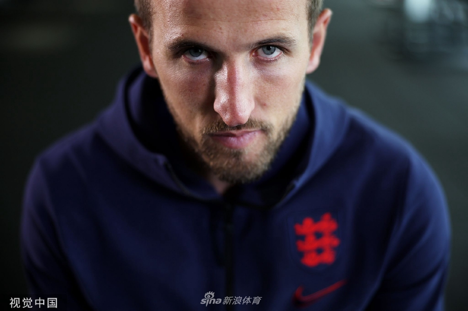 英格兰队训练备战气氛欢乐 凯恩对镜耍酷(英格兰队长凯恩简介)