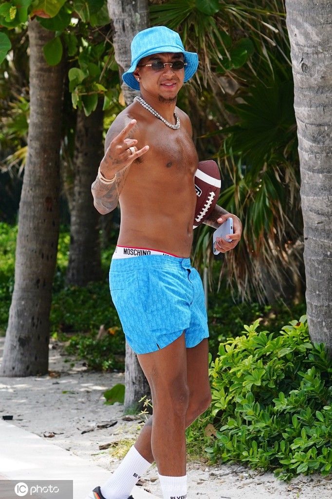 林加德现身迈阿密海滩度假 渔夫帽搭配泳裤清凉十足（林加德鞋子）