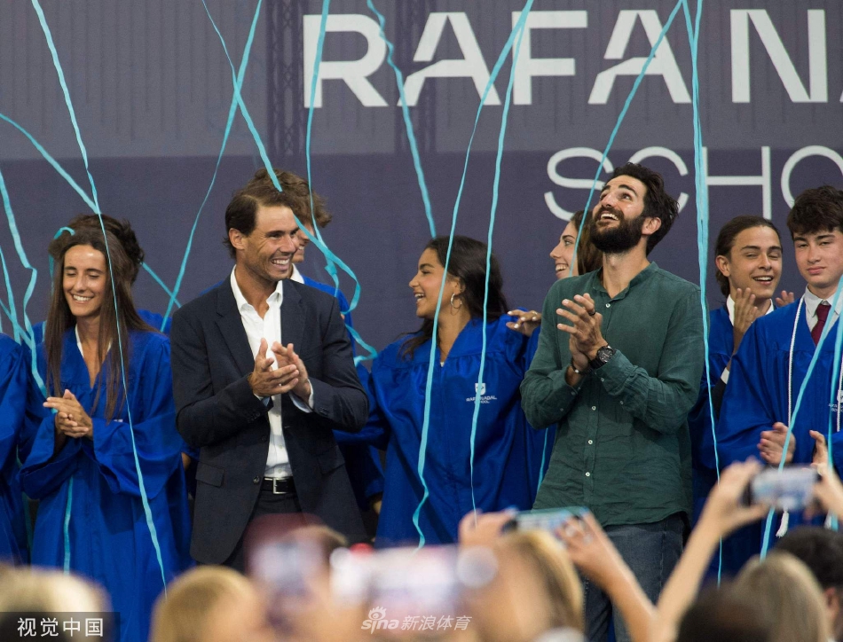 纳达尔现身个人网球学院毕业典礼发表演讲（网球选手纳达尔简历）