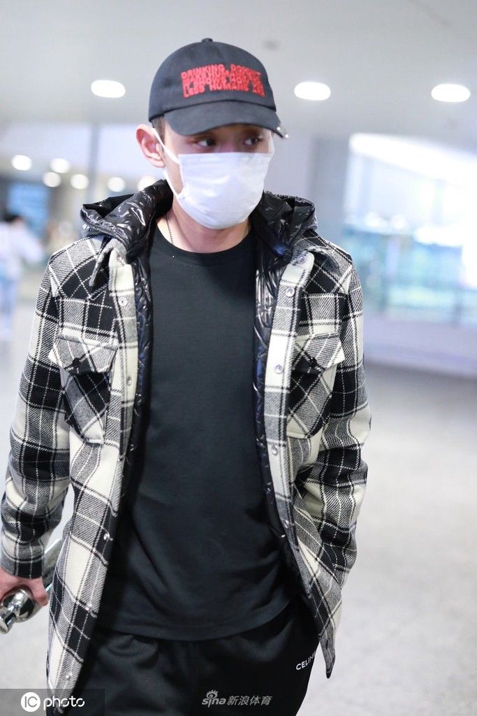 张继科抵达上海机场 口罩遮面低头快速离开（张继科机场视频）