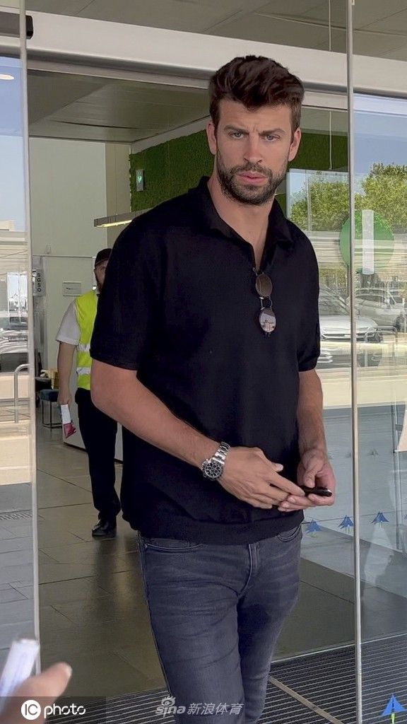 皮克现身巴塞罗那 眉头紧锁心事重重（巴塞罗那皮克什么时候复出）