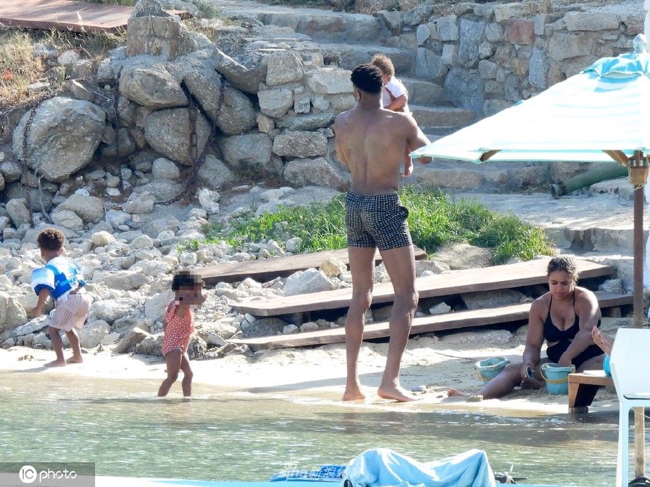 字母哥携家人同游希腊纳莫斯海滩 其乐融融尽显温馨