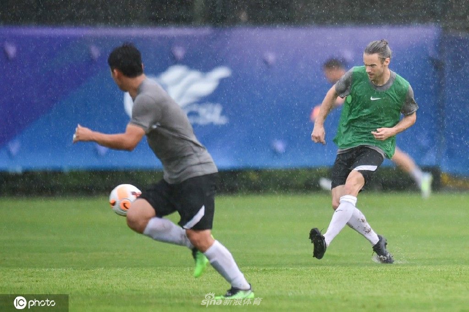 成都蓉城备战训练 外援理查德-温德比希勒归队合练