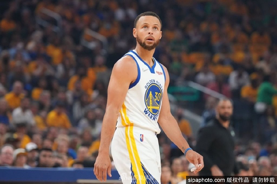 库里总决赛3次背靠背至少25分+5记三分 其他人仅克莱做到1次(库里总决赛背传)