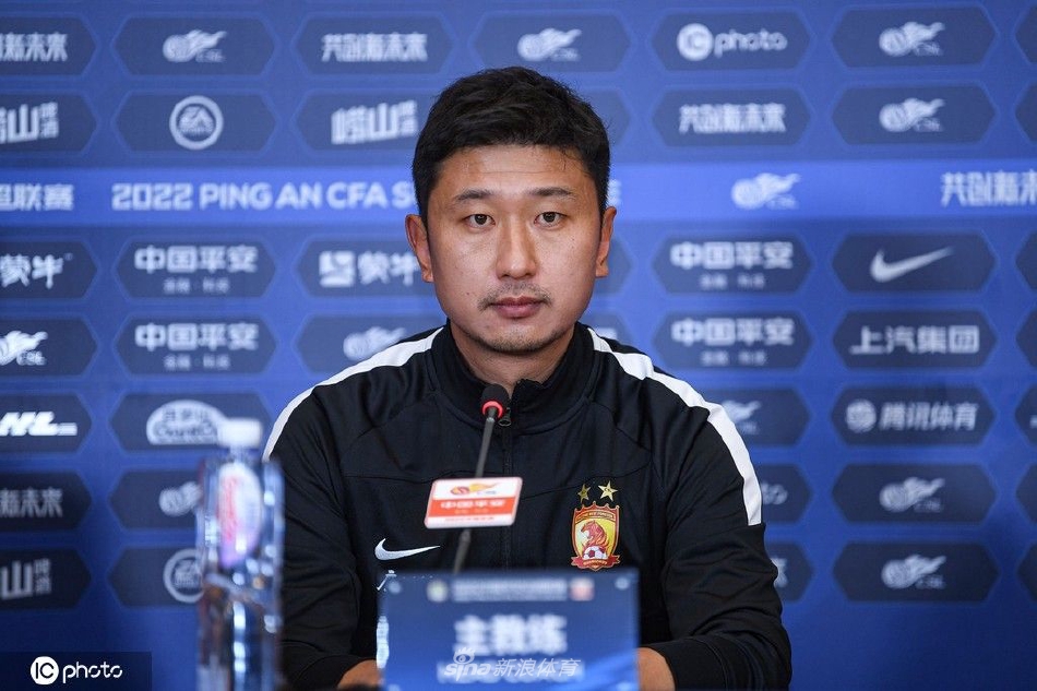 广州队赛前新闻发布会 主教练刘智宇携队员严鼎皓出席