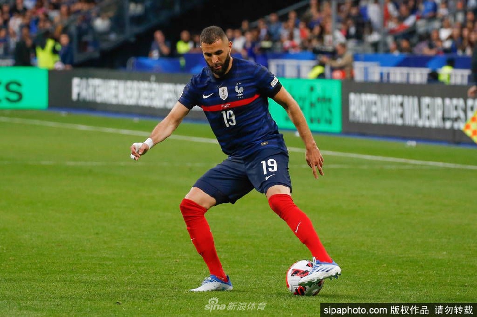 本泽马本赛季俱乐部+国家队已打入50球 为法国球员历史第三人（本泽马入选法国国家队）