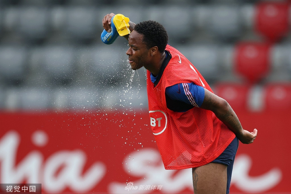 英格兰训练备战 斯特林领衔（英格兰挑战斯特林）