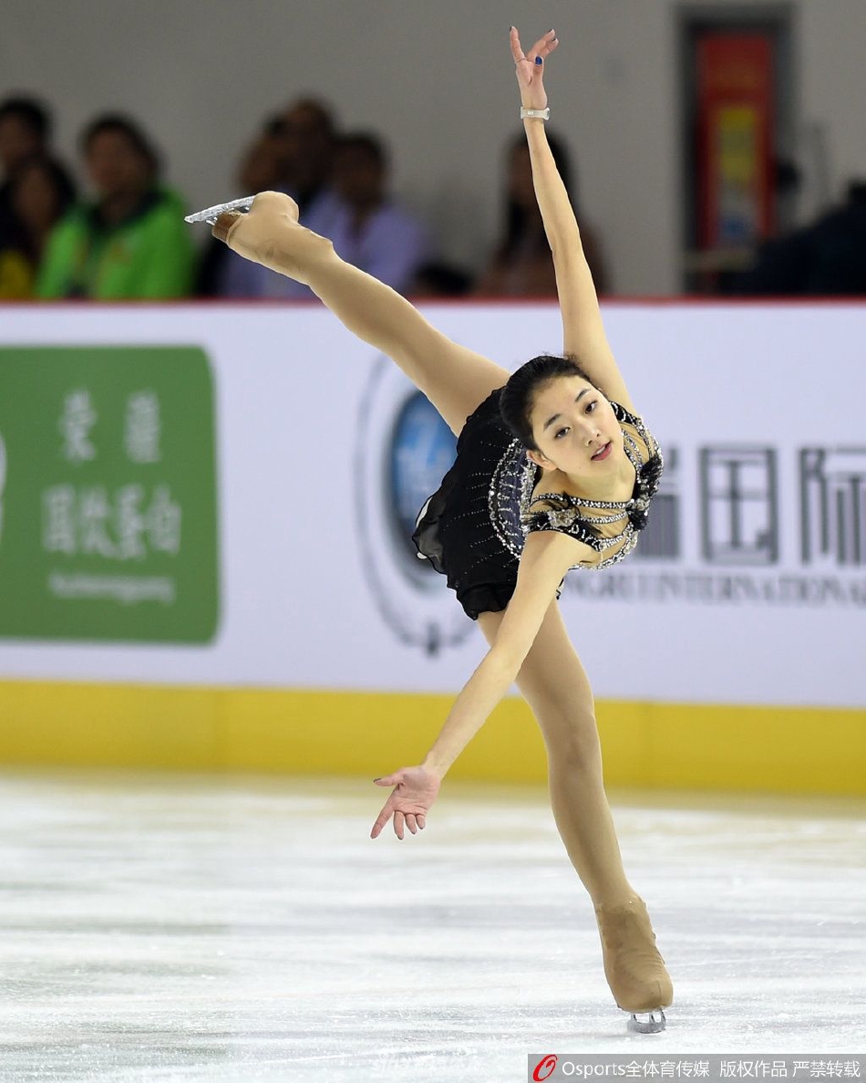 花样滑冰名将李子君官宣怀孕（李子君花样滑冰表演）