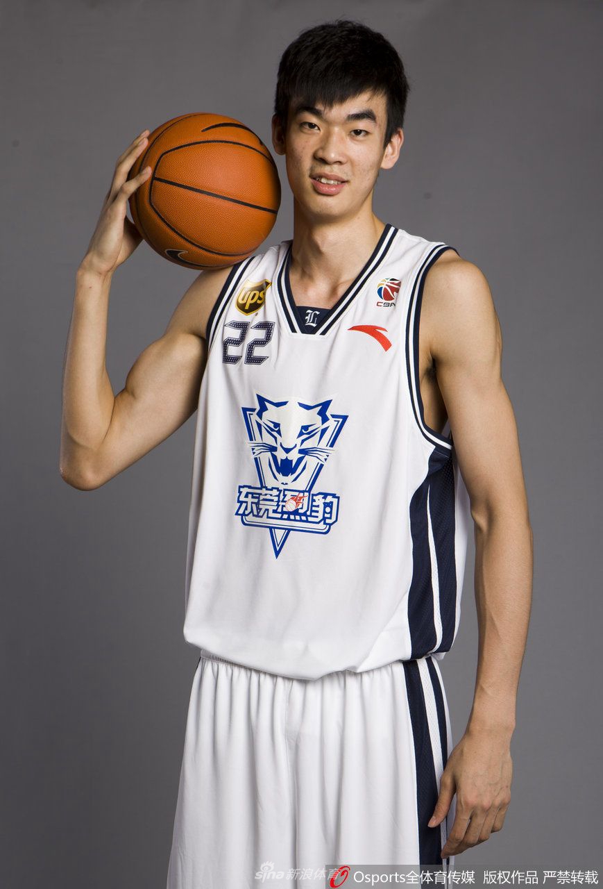 李慕豪30岁生日快乐 回顾北京首钢中锋青涩照（李慕豪签约北京）