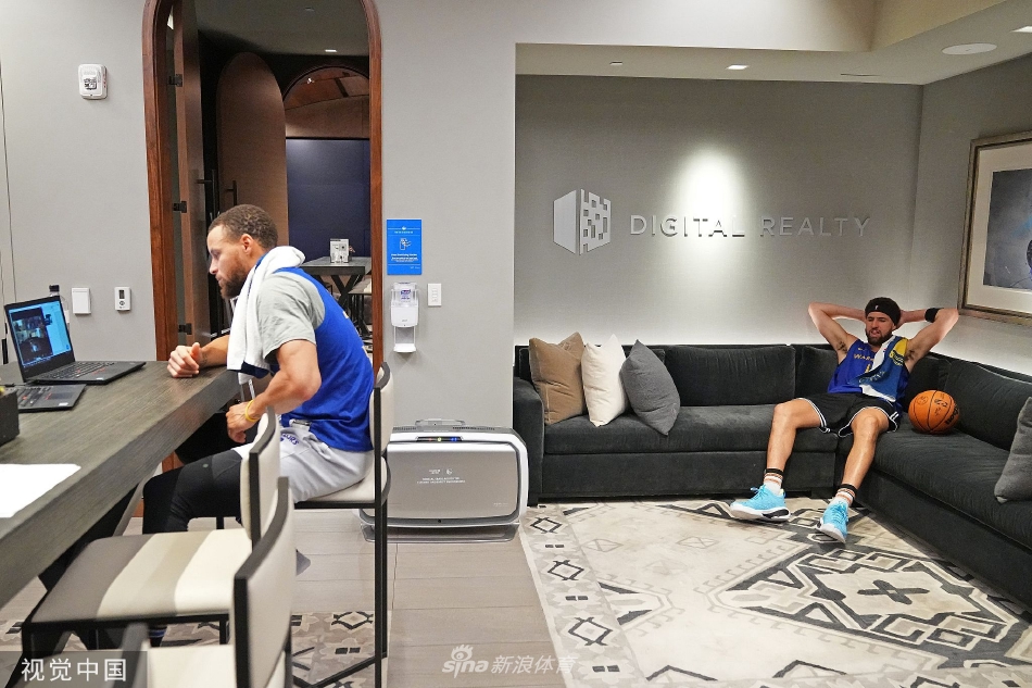 媒体日探班勇士库里苦练投篮 水花兄弟接受线上媒体采访