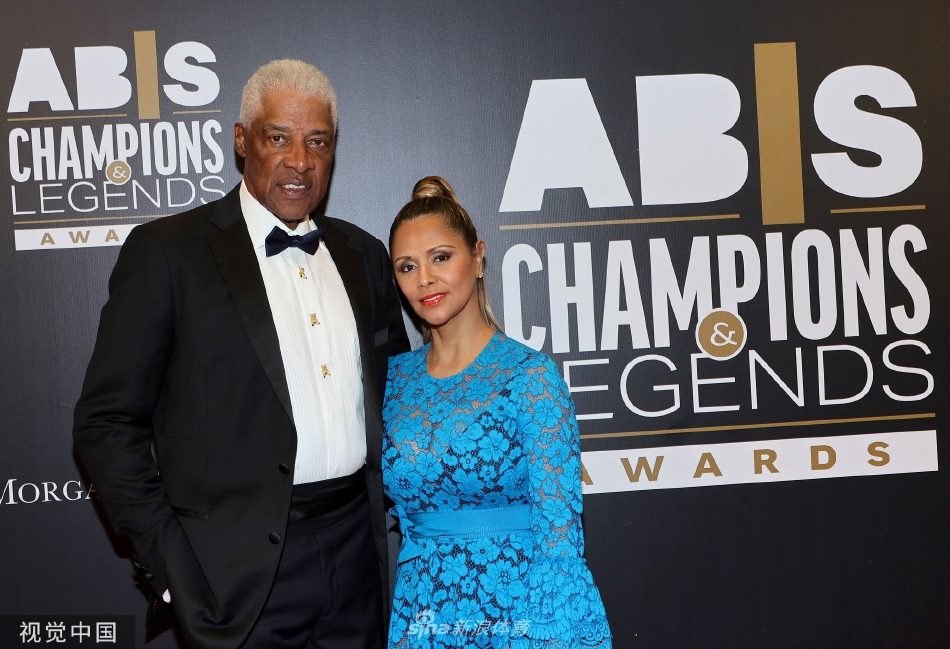 NBA名宿J博士出席黑人运动领域颁奖活动 科比父母现身领奖（j博士和科比谁厉害）
