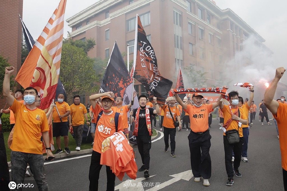 武汉球迷燃放烟火激情送行长江队（武汉篮球长江杯）