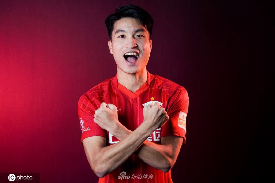 上海海港球队色主题创意写真 面对新赛季主帅莱科信心十足（上海海港队主教练莱科）
