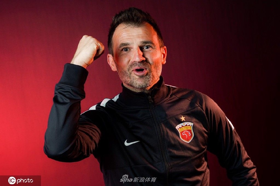 上海海港球队色主题创意写真 面对新赛季主帅莱科信心十足（上海海港队主教练莱科）