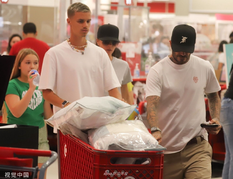 贝克汉姆与家人大卖场购物其乐融融（贝克汉姆一家）
