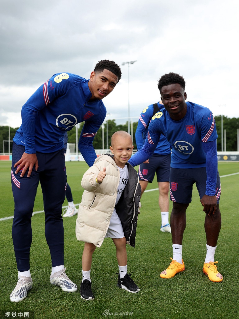 英格兰队训练备战 众将与球迷亲切互动(英格兰队训练备战 众将与球迷亲切互动视频)