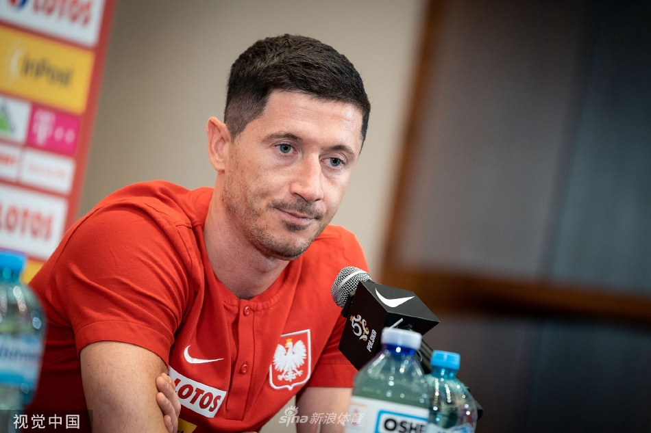 波兰召开发布会 莱万出席回应转会（波兰队莱万）
