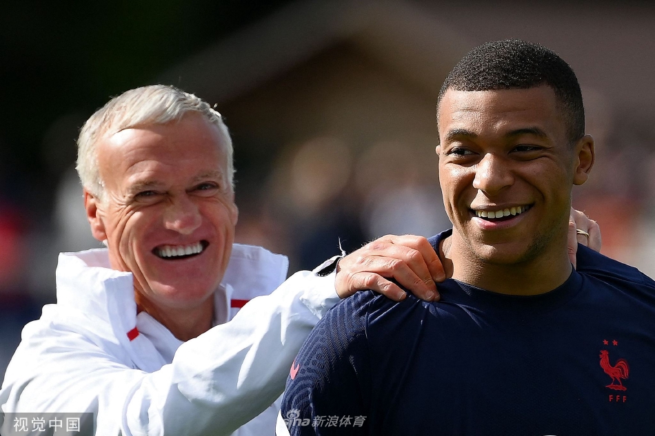 法国队训练备战 德尚、姆巴佩单独沟通气氛融洽（法国队球员姆巴佩）