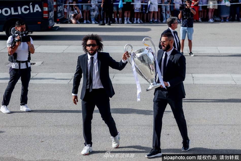皇马全队带着欧冠奖杯凯旋回归马德里（皇马全队带着欧冠奖杯凯旋回归马德里了吗）