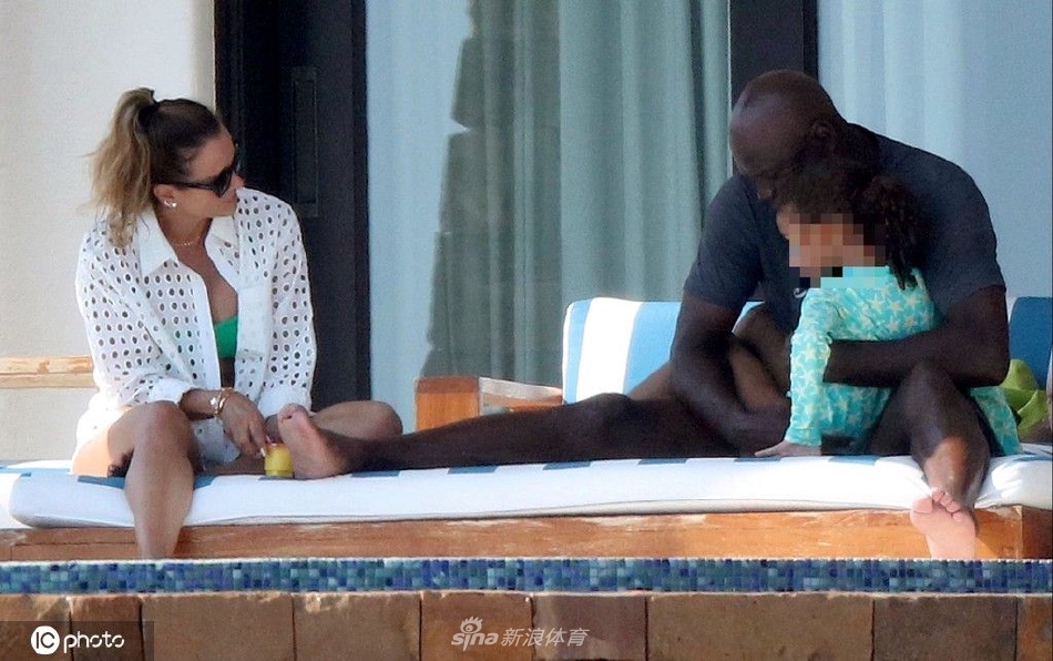 迈克尔-乔丹墨西哥别墅度假 妻子身穿比基尼大秀好身材（迈克尔乔丹b）