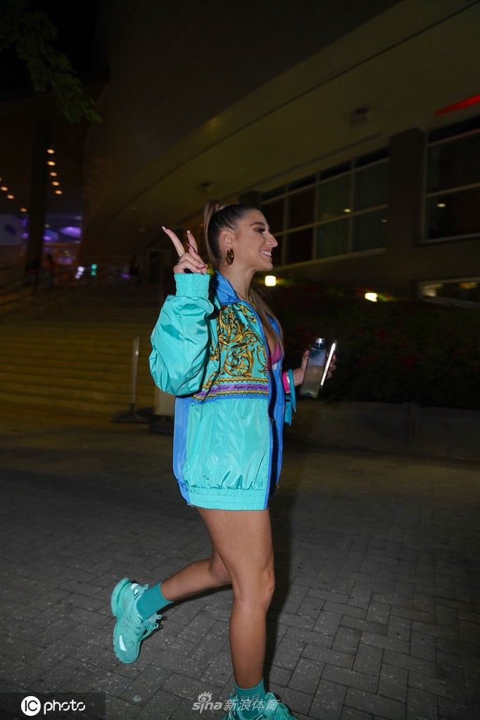 女演员艾贝拉-丹洁观看绿军热火比赛后离开球场