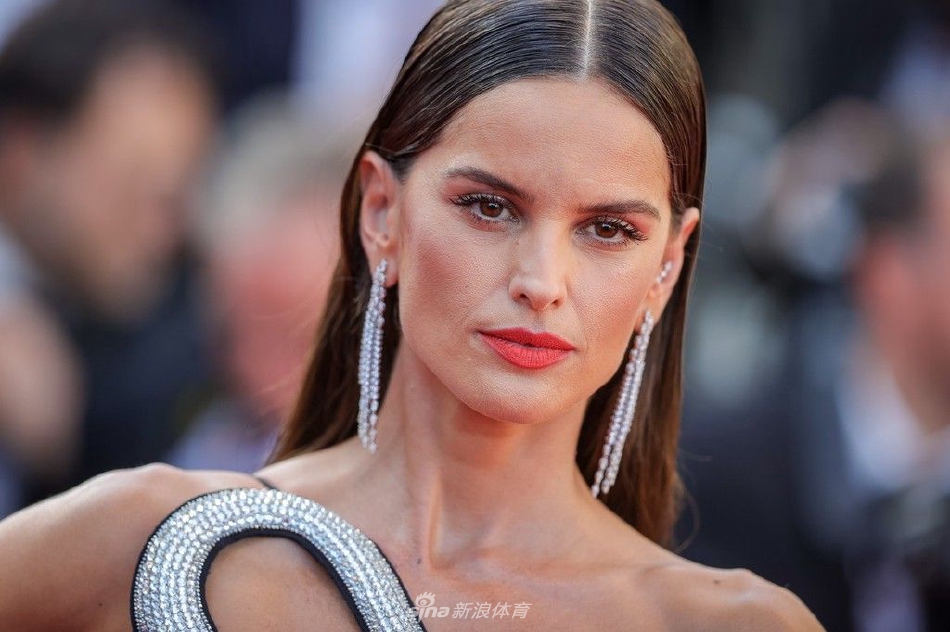 特拉普超模女友亮相红毯（特拉普超模女友亮相红毯视频）