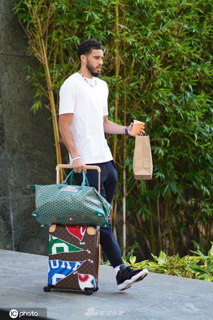 凯尔特人球员离开迈阿密酒店前往机场（凯尔特人mchale）