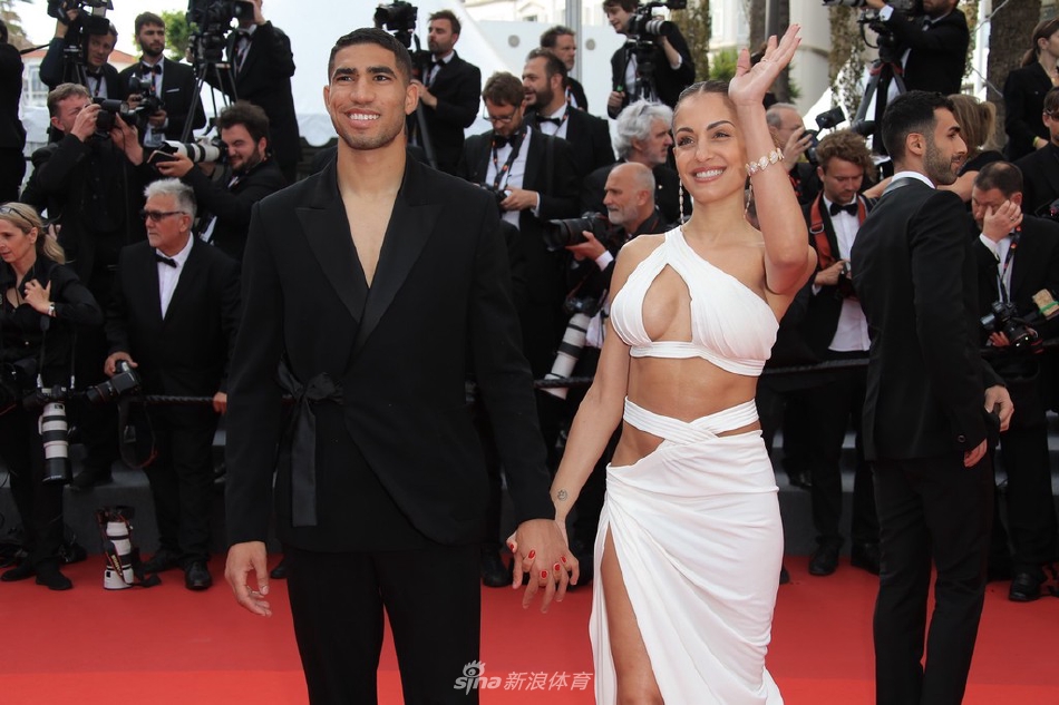 阿什拉夫携女友亮相红毯（阿什拉夫资料）