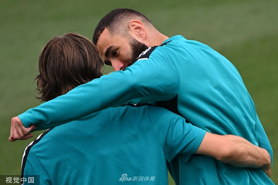 皇马训练备战 马塞洛领衔接受采访本泽马、魔笛热聊（皇马球员本泽马）