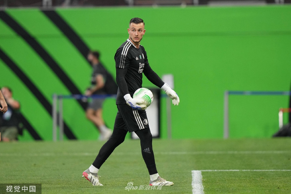 费耶诺德训练备战并召开发布会（费耶诺德首发）