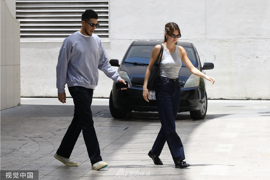 西部半决赛出局享受假期 布克专心陪伴女友詹娜形影不离（西部半决赛nba）