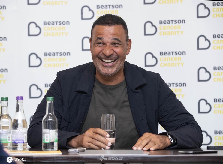 荷兰足球传奇古利特现身比森癌症慈善晚宴（荷兰球星古利特）