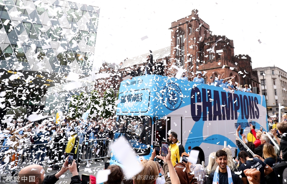 曼城举行冠军游行 曼彻斯特化身蓝色海洋（带我了解一下曼城）