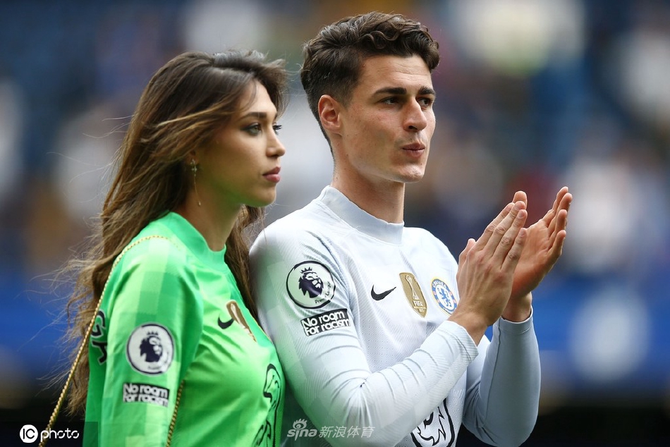凯帕女友穿切尔西球衣现身球场 与凯指导共同致谢现场球迷(凯帕还在切尔西吗)