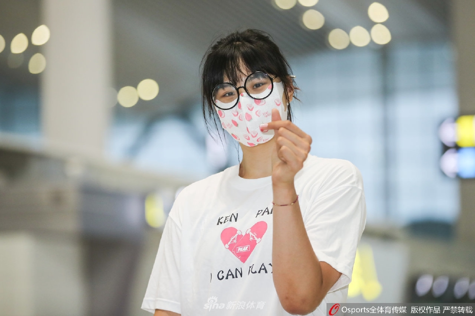 李月汝启程赴美征战WNBA 甜美比心向梦想出发（李月汝去wnba）