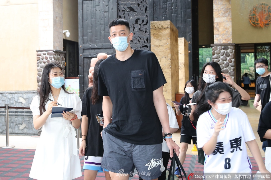 中国男篮集结备战世界杯预选赛 沈梓捷人气爆棚引女球迷争相合影（中国男篮队员沈梓捷）